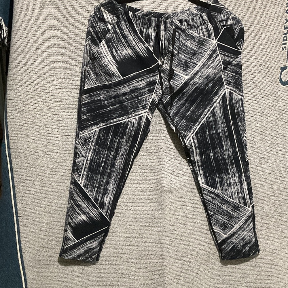 Lululemon Athletica Navy Blue and White Patterned Leggings